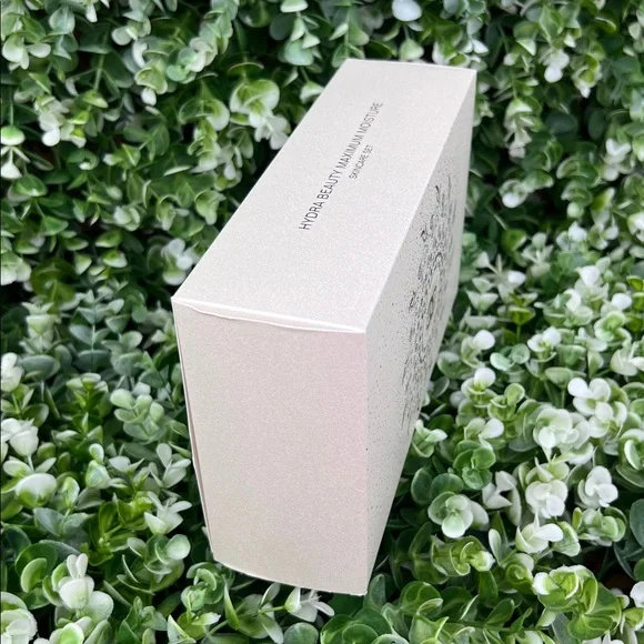 CHANEL Limited Edition Holiday Beauty 2025 Gift Box - Picture 3 of 11